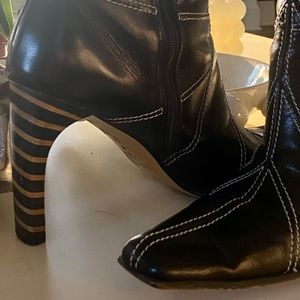 CLAUDIA CIUTI ✨RARE✨BLACK BOOTS, Sz 8, Wooden Inlay Heels,Contrast Stitching